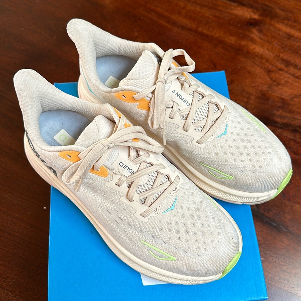Almost new 8.5 wide Hoka Clifton 9